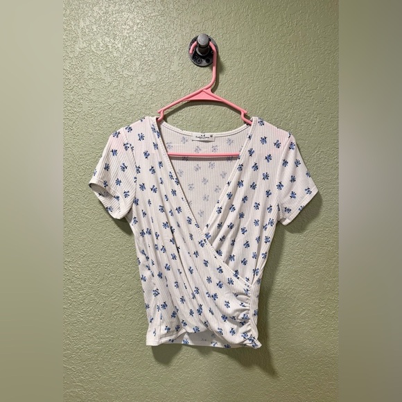 Rebellious Dreamer Tops - White Floral Top with Blue Flowers Short Sleeve M